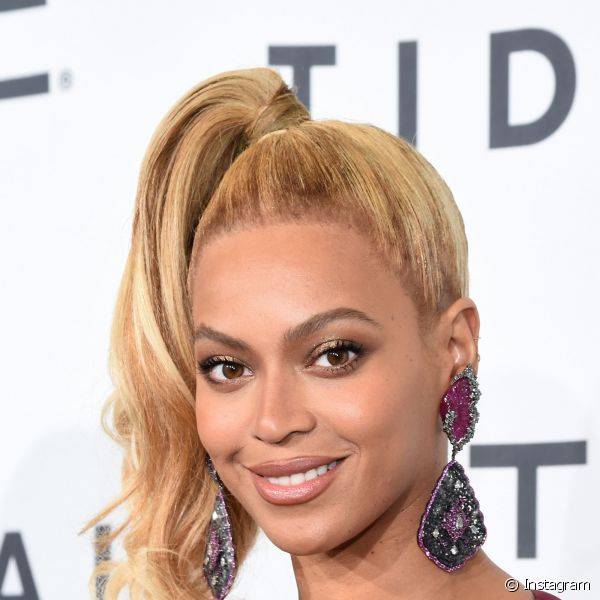Já para a pele Beyoncé prefere o efeito mais iluminado